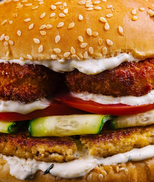 Un delizioso hamburger con verdure fresche.