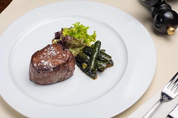 Un delizioso piatto di carne da un ristorante