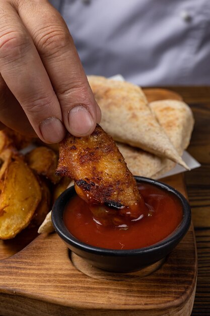 Un delizioso piatto di carne in un ristorante