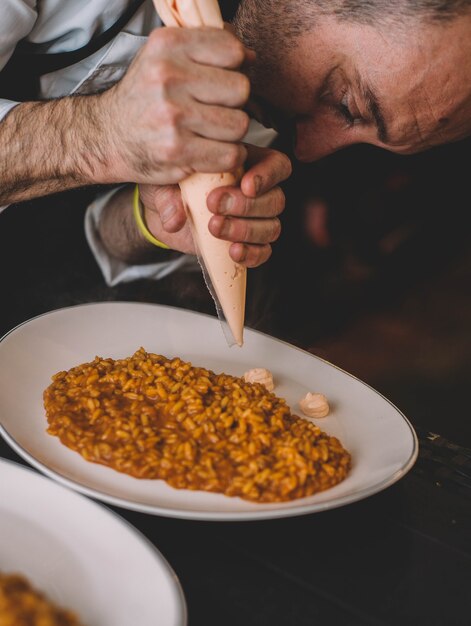 Un delizioso piatto gourmet di riso con scampi e scampi