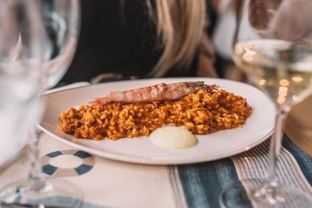 Un delizioso piatto gourmet di riso con scampi e scampi