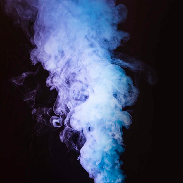Un denso fumo roteante di fronte a uno sfondo nero