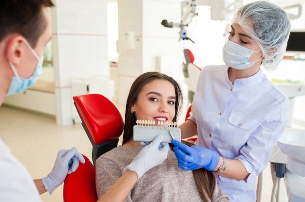 Un dentista con un assistente, prendi il colore dei denti