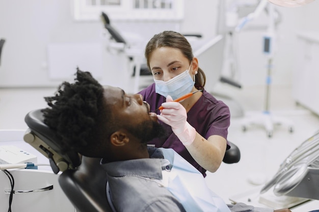 Un dentista sta lavorando con un paziente.