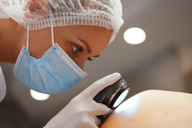 Un dermatologo esamina la pelle