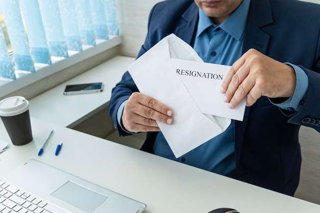 Un dipendente apre una lettera di dimissioni sul posto di lavoro il capo licenzia l'atto di uomo d'affari dei dipendenti