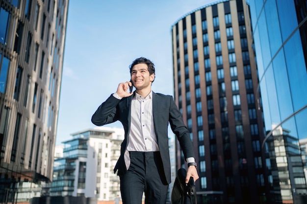 Un dipendente dell'azienda va al lavoro e tiene in mano un telefono