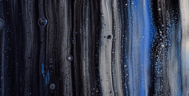 Un dipinto astratto blu e nero con sopra la parola pioggia.