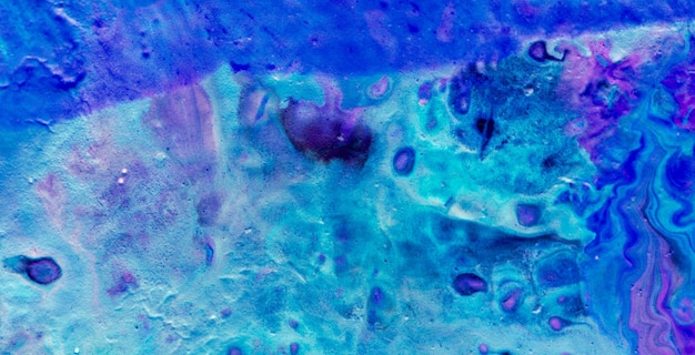Un dipinto astratto blu e viola con uno sfondo viola e un cerchio nero al centro.