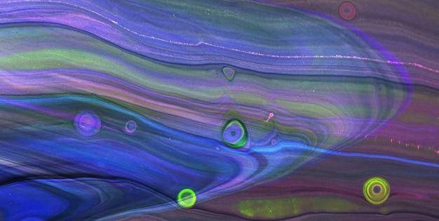 Un dipinto colorato di gocce d'acqua su uno sfondo nero.