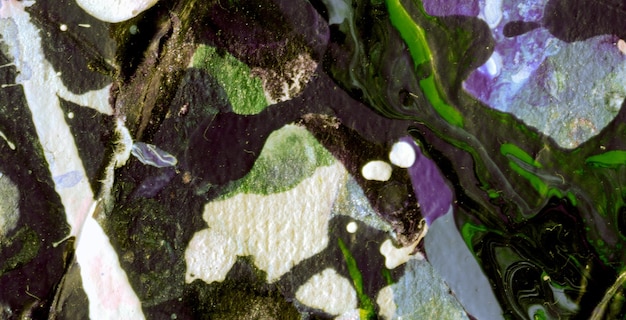 Un dipinto di un camuffamento verde e viola con sopra la parola "verde".