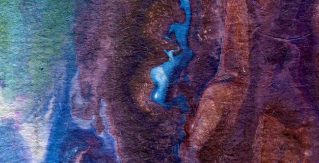 Un dipinto di un fiume con acqua blu e un lago blu nel mezzo.