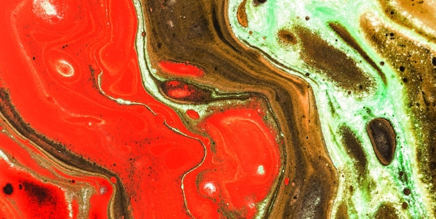 Un dipinto rosso e verde su sfondo bianco