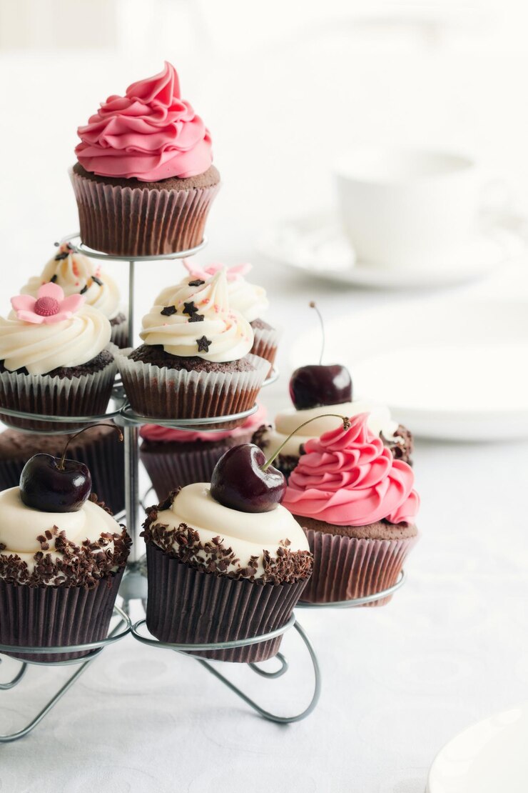 un display di cupcake con glassa rosa e glassa di cioccolato