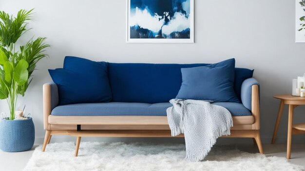 Un divano blu con una parete