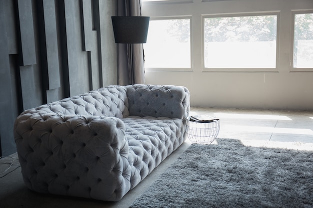 Un divano grigio nel soppalco
