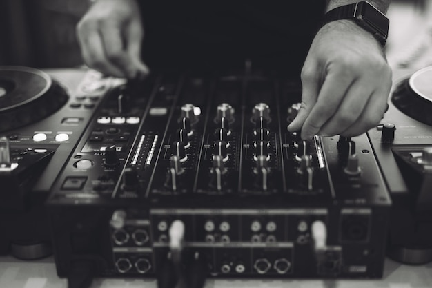 Un DJ riproduce musica su un controller a una festa