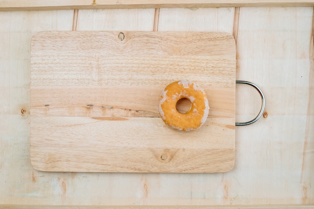 Un dolce ciambella rotonda su una tavola di legno