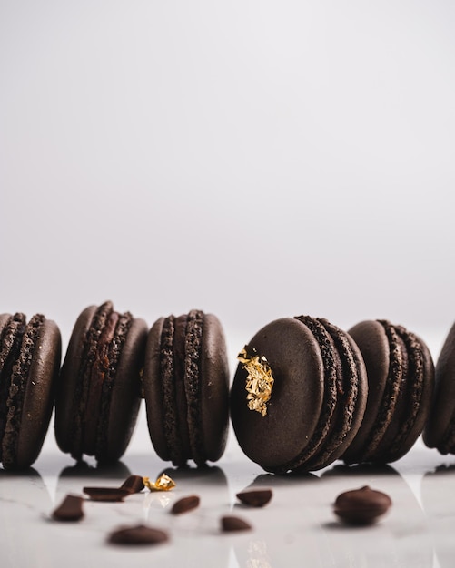 Un dolce macaron al cioccolato Macarons al cioccolato francese