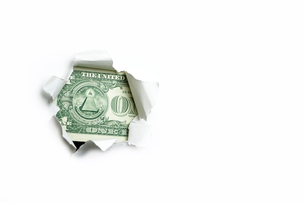 Un dollaro in un buco su uno sfondo bianco