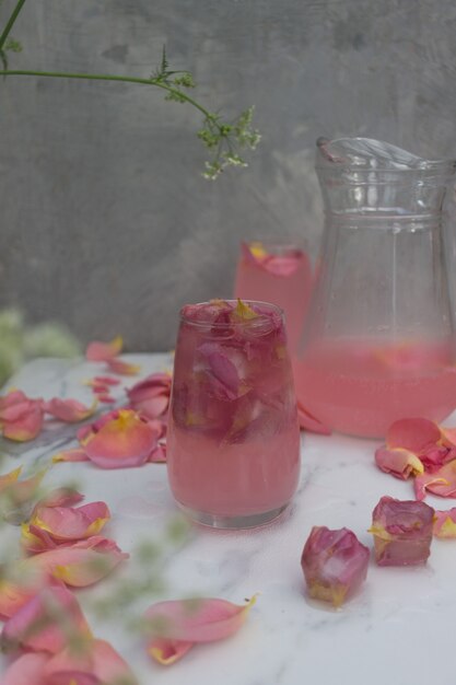 un drink con cubetti di ghiaccio con fiori in un bicchiere