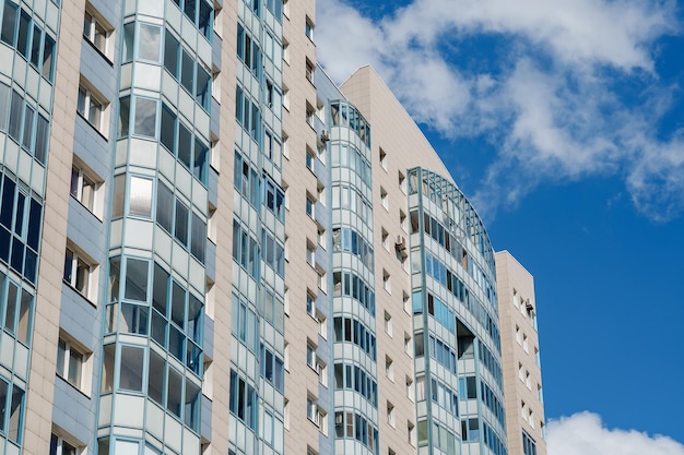 Un edificio alto con sopra la scritta hotel