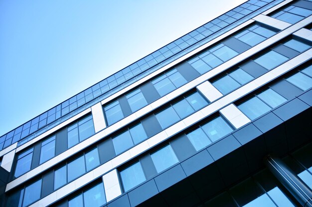 Un edificio alto con un cielo blu sullo sfondo