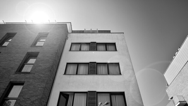 un edificio alto con un orologio sul lato