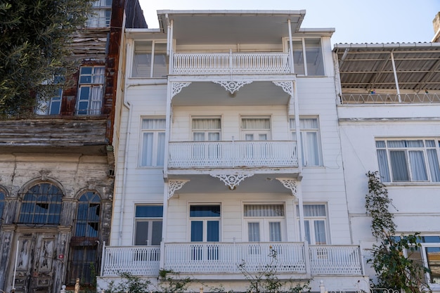 Un edificio bianco con un balcone e una ringhiera di balcone