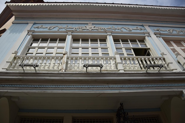 Un edificio con balcone sulla strada nello storico quartiere di Las Penas a Guayaquil