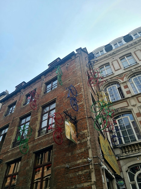 Un edificio con graffiti sul lato