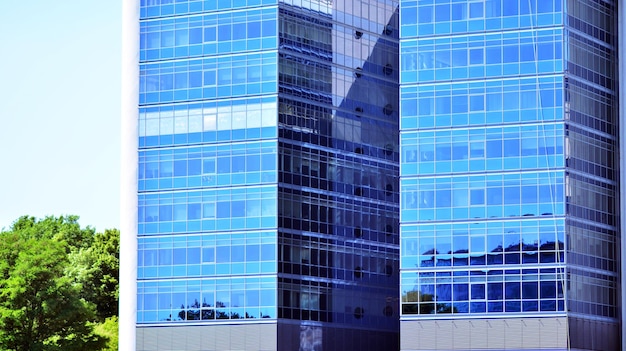 Un edificio con il riflesso di un edificio al suo interno