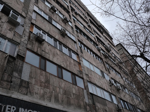 un edificio con la linea della parola su di esso