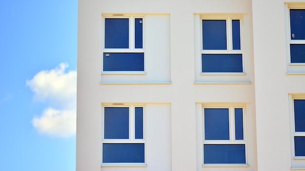 un edificio con le finestre blu su cui c'è il numero 4