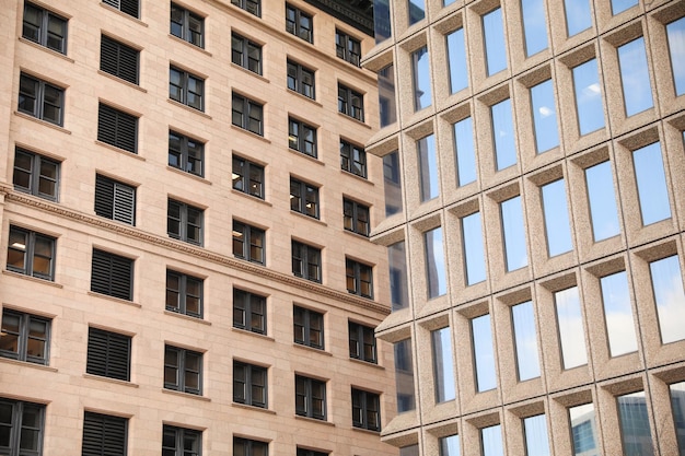 Un edificio con tante finestre e un cielo azzurro alle spalle