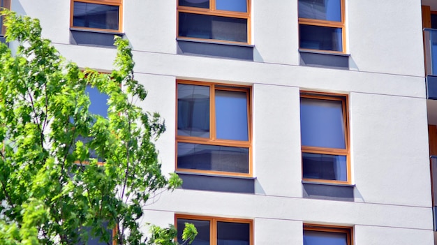 un edificio con un albero e una finestra con la parola " sopra.