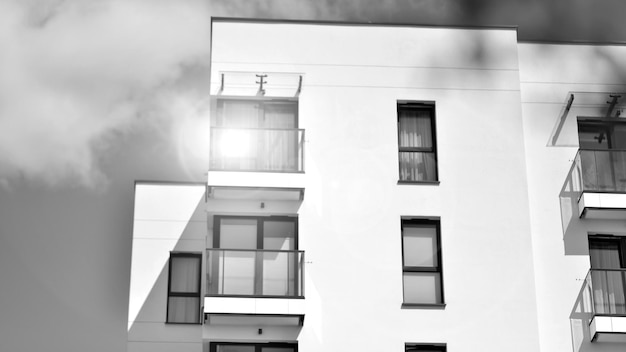 un edificio con un balcone e un balcone con una tenda su di esso