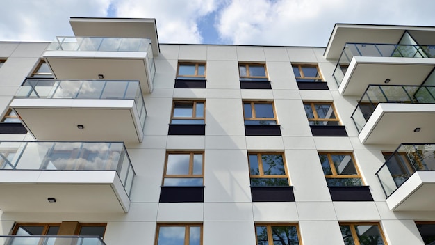 un edificio con un balcone e un balcone sul lato