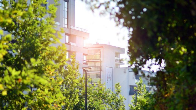 un edificio con un cartello che dice "benvenuti nel mondo"