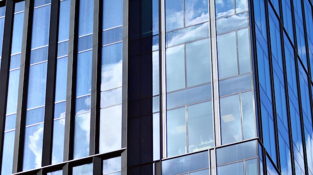 un edificio con un cielo alle finestre