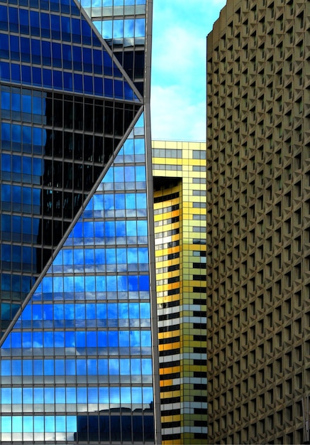 Un edificio con un cielo azzurro alle spalle