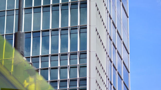 un edificio con un cielo azzurro e nuvole dietro di esso