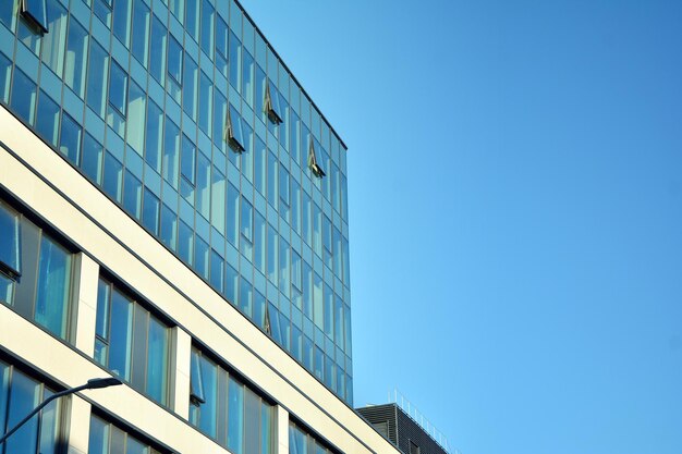 un edificio con un cielo azzurro e poche finestre.