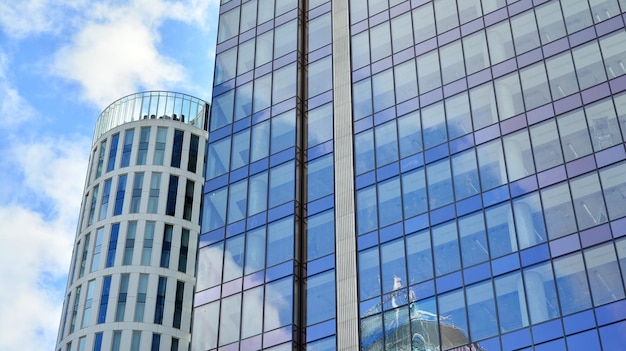 un edificio con un cielo azzurro e un edificio bianco sullo sfondo.