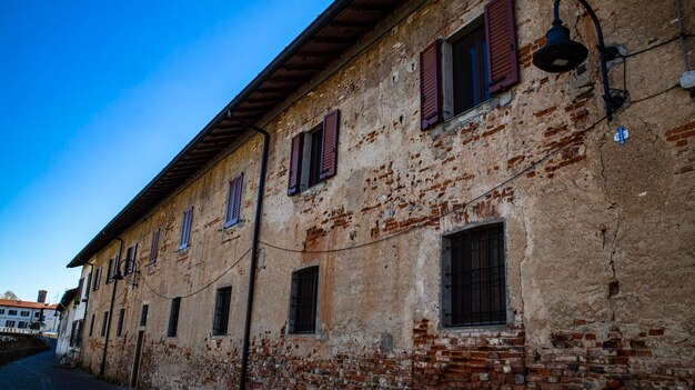 Un edificio con un cielo blu sullo sfondo