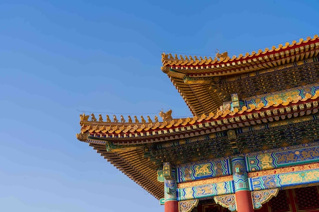 Un edificio con un cielo blu sullo sfondo