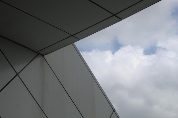 Un edificio con un cielo nuvoloso sullo sfondo