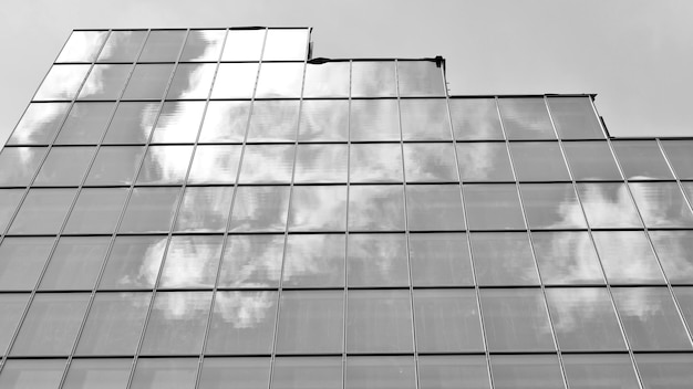 Un edificio con un cielo sullo sfondo