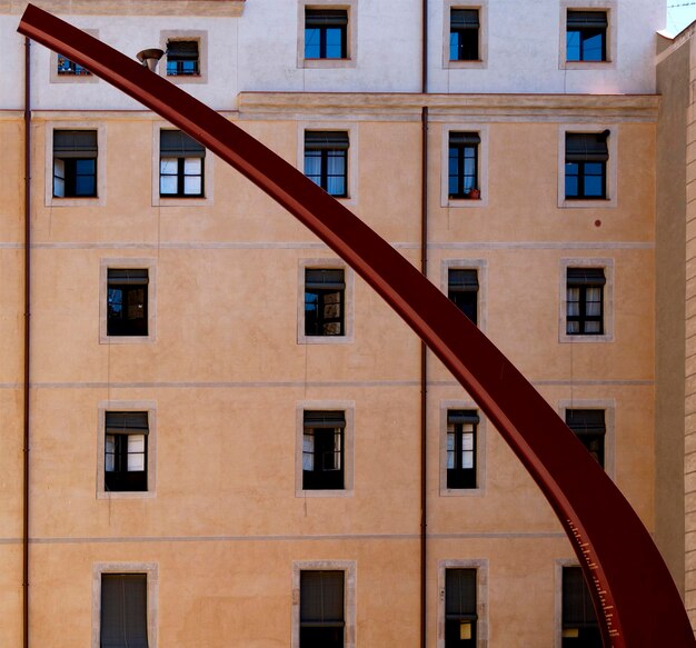 Un edificio con un grande oggetto rosso al centro