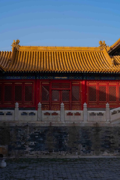 Un edificio con un tetto rosso e uno giallo.